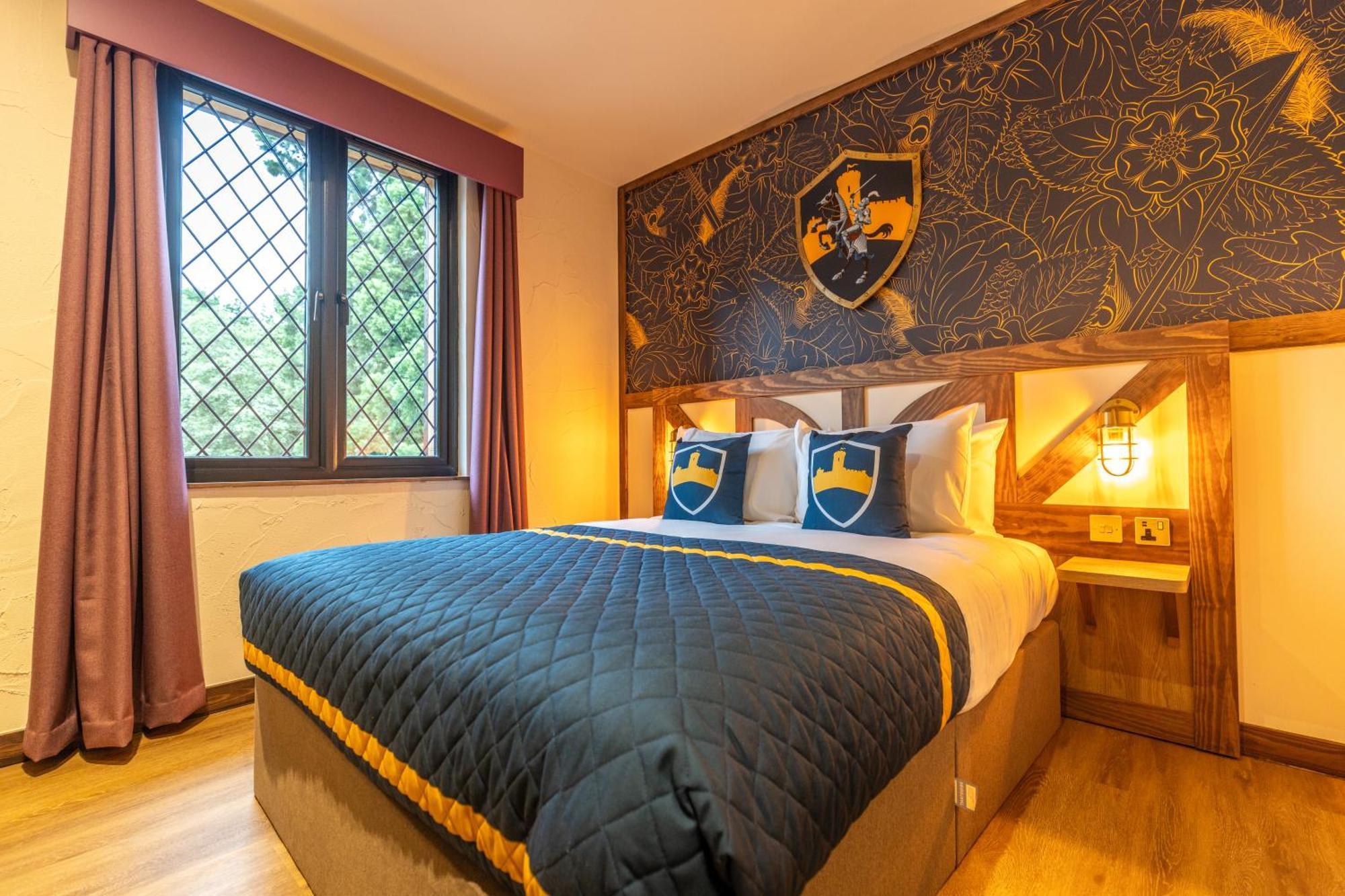 Warwick Castle Hotel & Knight'S Village Room photo